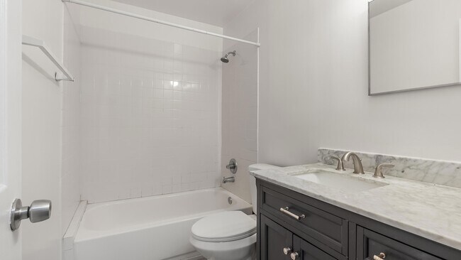 Building Photo - 626 SW 14th Ave