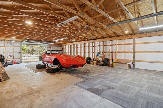 Building Photo - Charming 3-Bed, 2.5-Bath Home in Pinckney!