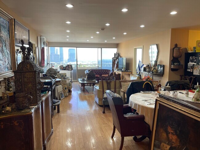 Building Photo - 865 Comstock Ave