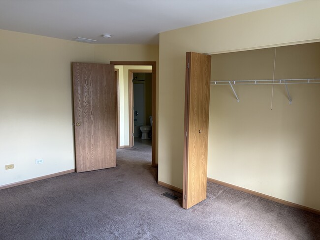Building Photo - 250 S Alder Creek Dr