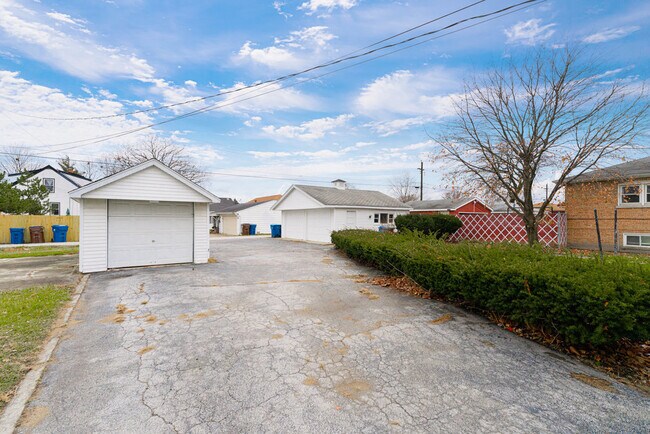 Building Photo - 14517 Blaine Ave