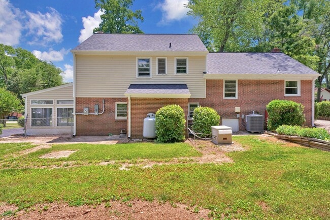 Building Photo - Beautiful Renovated 4 Bedroom 2.5 Bathroom Home for Rent!