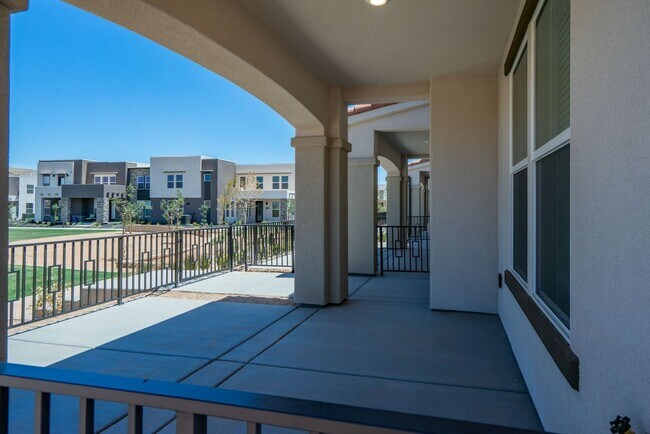 Building Photo - Well Maintained, 3 Bedroom and 2.5 Bathroom Townhome in Desert Color! Internet Included!