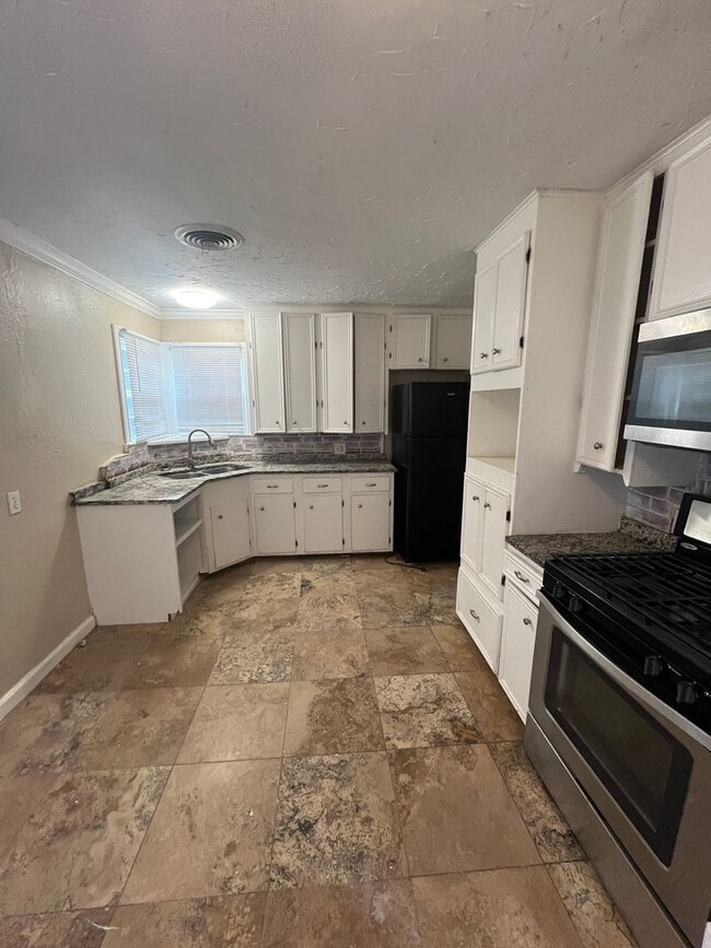 Building Photo - Large 3 bed 1 bath Home!