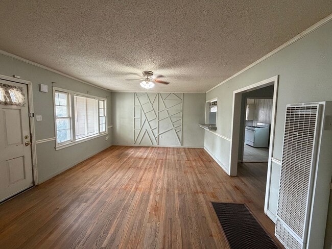 Building Photo - Centrally Located 2/1/1