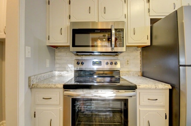 Building Photo - Three Bedroom Home for Rent with Two Bonus Areas!!!