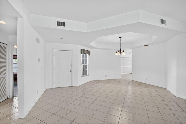Building Photo - 11570 Briarwood Cir