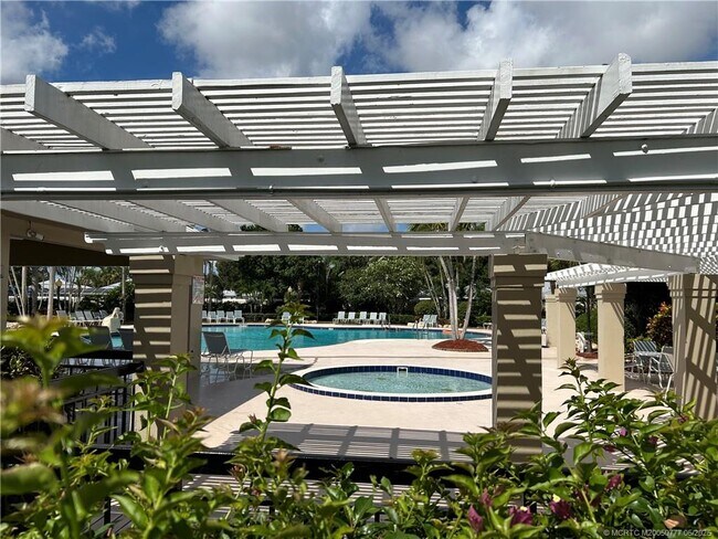 Building Photo - 2807 SW Lakemont Pl