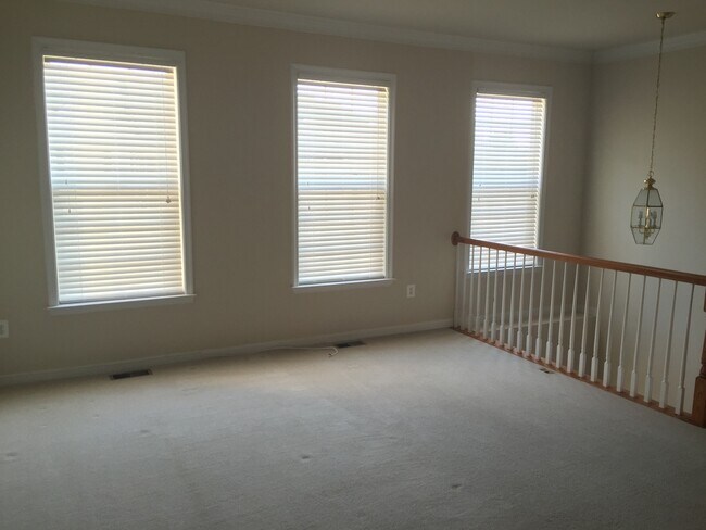 Building Photo - COZY TOWNHOUSE - Minutes to Quantico