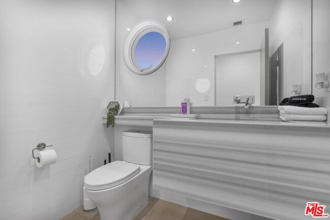 Building Photo - 2260 Maravilla Dr