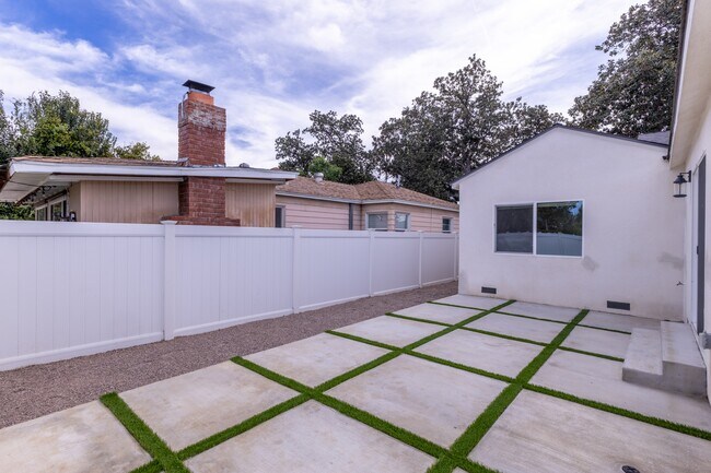 Building Photo - 17601 Hamlin St