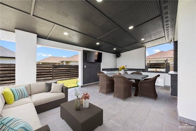 Building Photo - 1615 Lago Delton