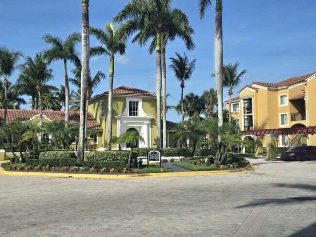 Building Photo - RESORT STYLE, BEAUTIFUL 2 BEDROOM AND 2 BATHROOMS ON THE TOP FLOOR