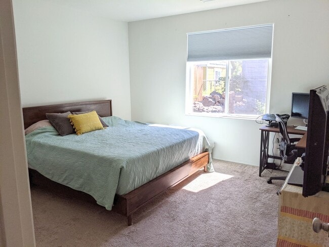 Building Photo - 3 Bed, 2 Bath Single Level Home in SE Bend...