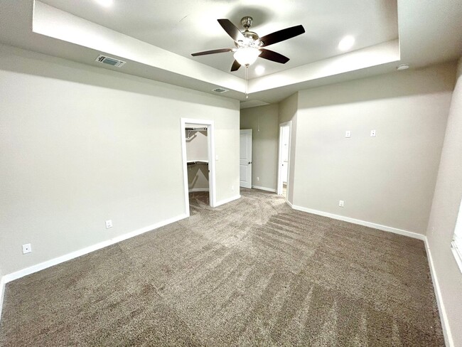 Building Photo - AVAILABLE NOW! Tri-Level 3 Bedroom / 3.5 B...