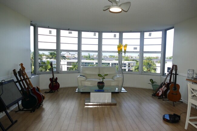 Building Photo - 3051 NE 48th St