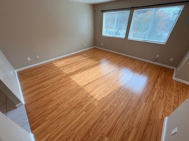 Building Photo - Lovely 5 Bedroom Home