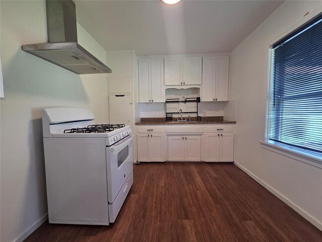 Building Photo - 3413 Willow Creek Dr