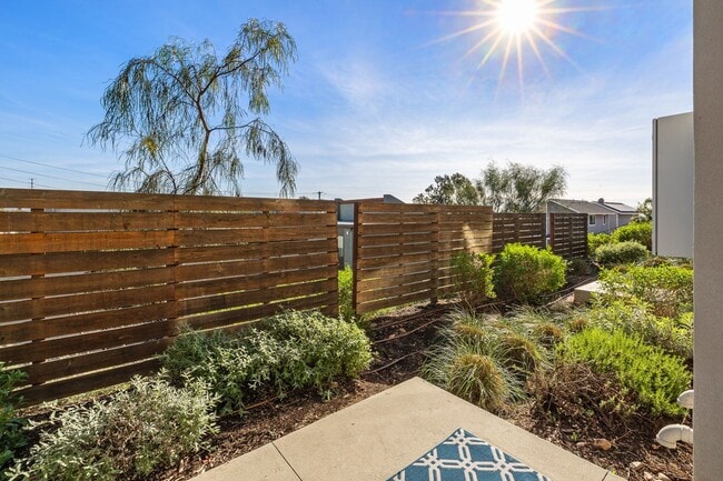 Building Photo - Beautiful upgraded 3 bedroom townhome with 2 car garage!