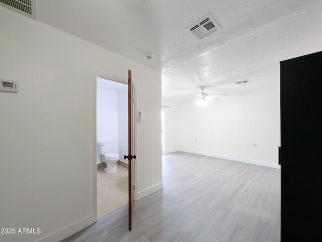 Building Photo - 2443 E Earll Dr