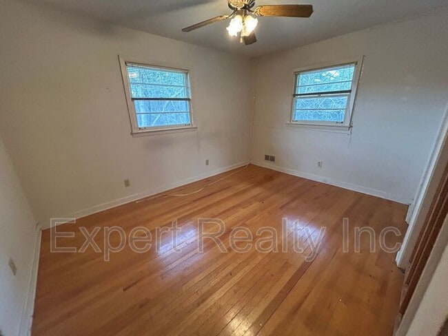 Building Photo - 2249 4th Pl Cir NE