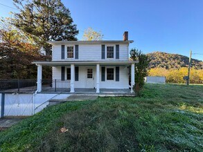 Building Photo - Cozy Country Charmer