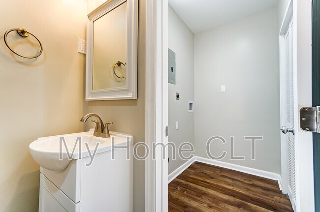 Building Photo - 717 Forest Dr