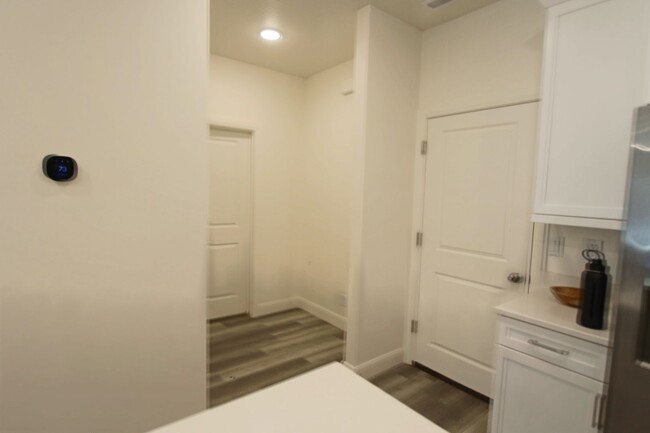 Building Photo - DESERT COLOR 3 Bed 2.5 Bath