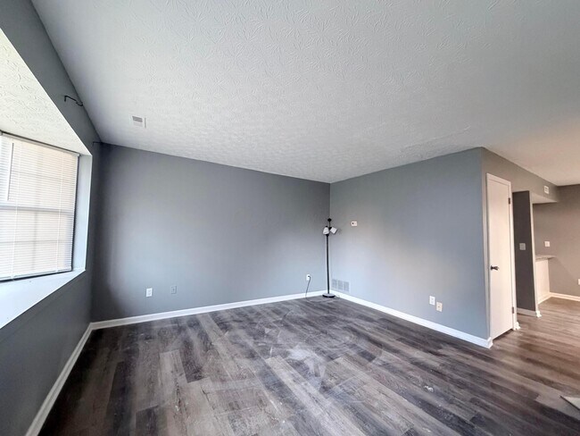 Building Photo - 955 Cross Country Dr