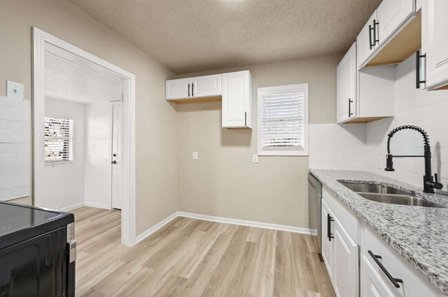 Building Photo - "Updated 4-Bedroom Gem in Fort Worth – Close to all things Ft Worth!"