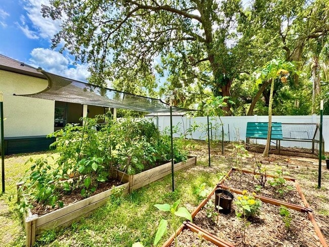 Building Photo - 8424 N Packwood Ave