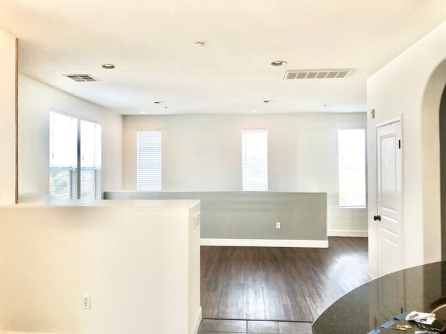 Building Photo - Beautifully Upgraded & Appointed End Condo...