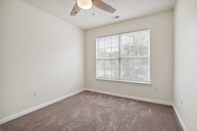 Building Photo - 3 Bedroom Townhome in Raleigh