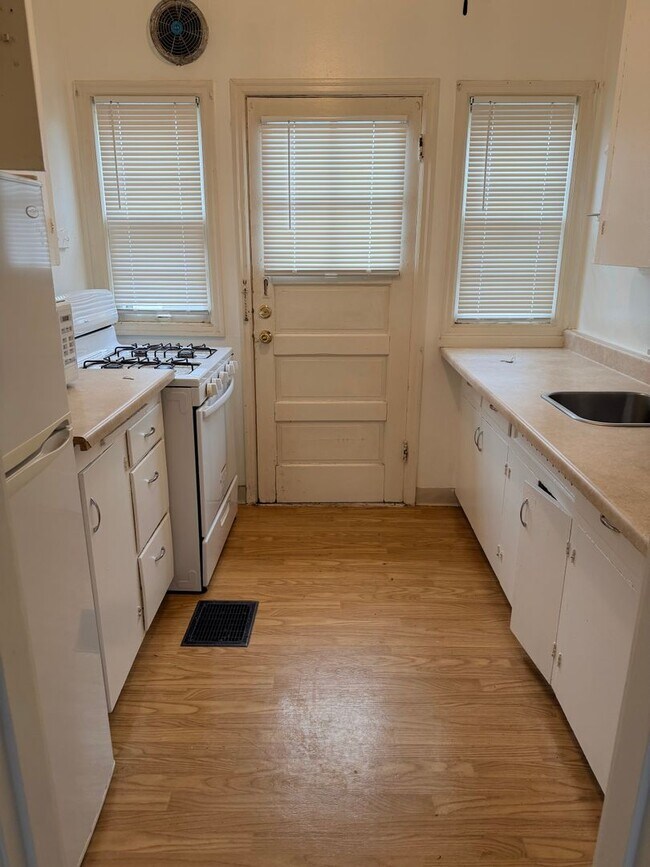 Building Photo - 1bedroom/1bath Garden Level Apartment in Overlook Near N Interstate Ave