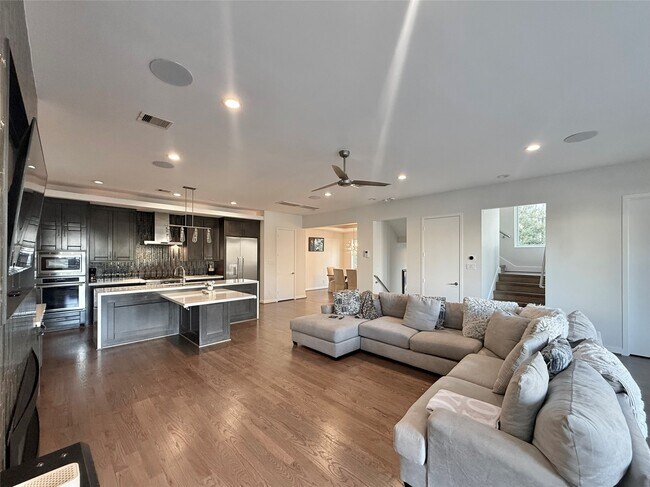 Building Photo - 707 W Clay St