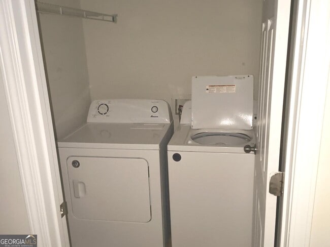 Building Photo - 1821 Roble Dr