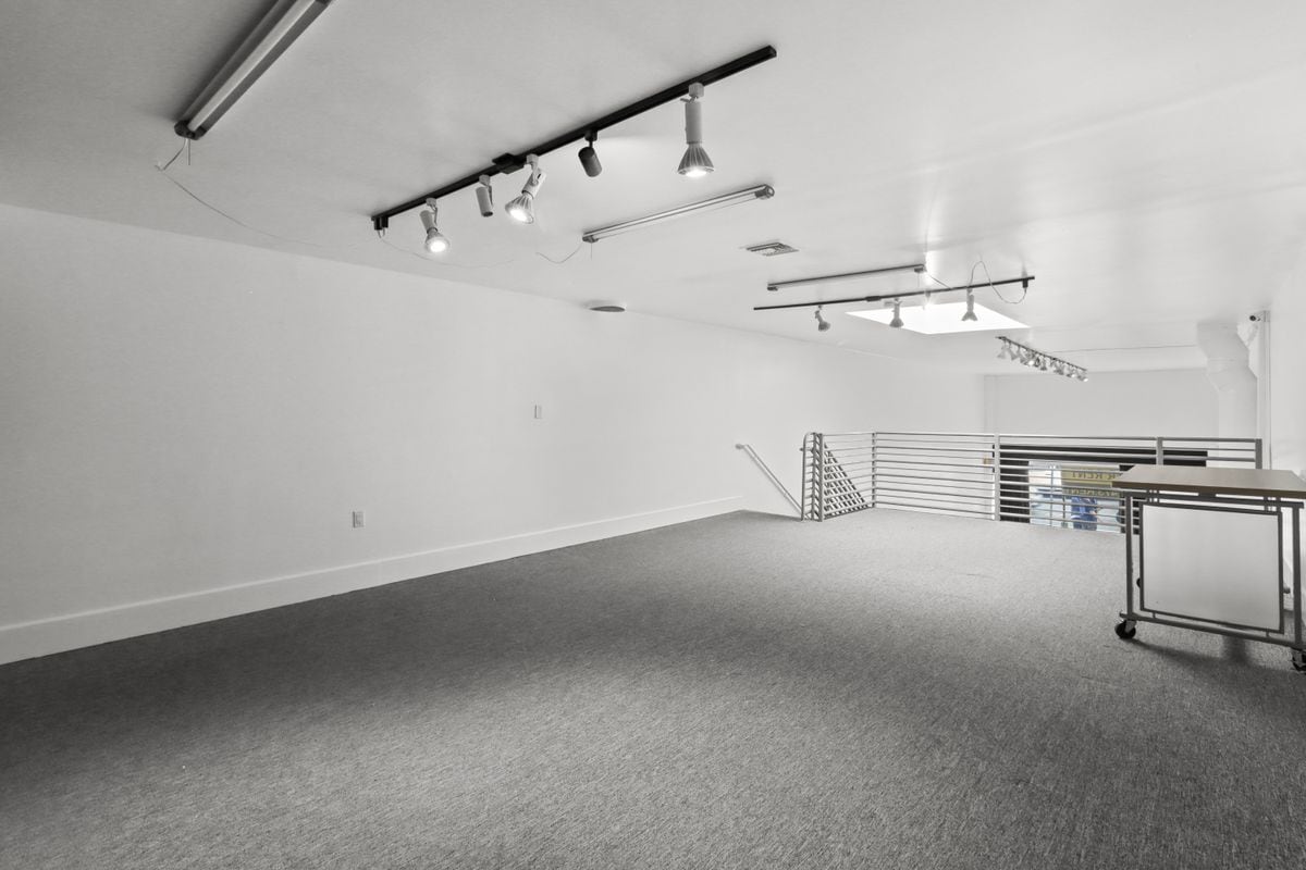 Building Photo - 1050 S Fairfax Ave