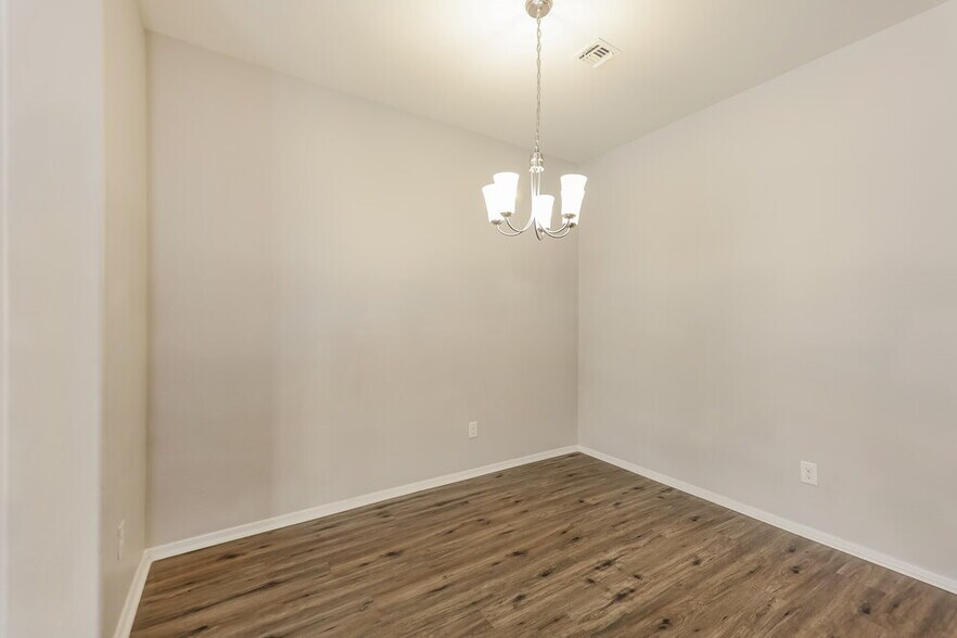 Building Photo - 2444 W Tamarisk Ave