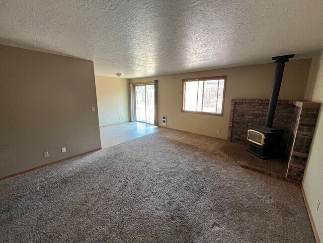 Building Photo - 2858 NE Daggett Ln