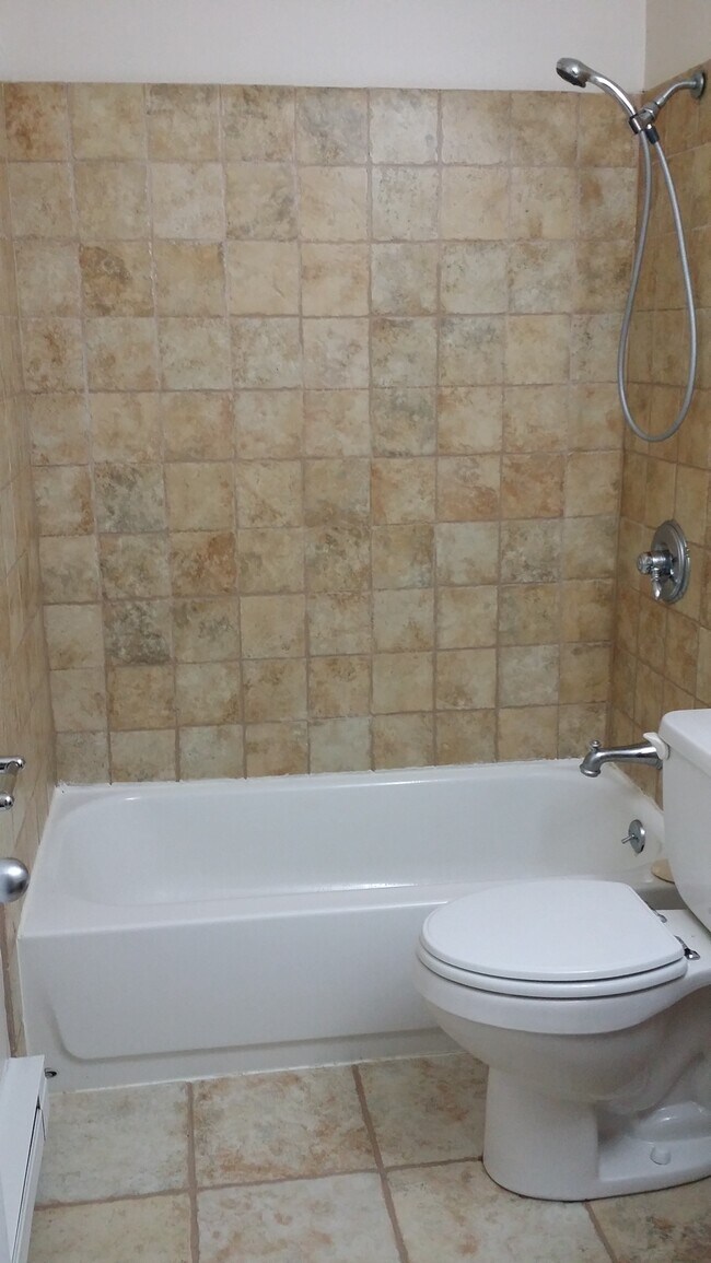 Building Photo - 183 N Waters Edge Dr