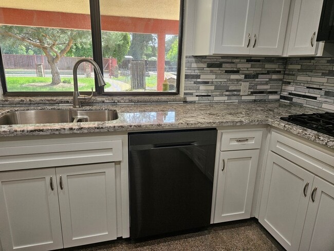 Building Photo - Spacious 4/2 with in-law suite and a pool!