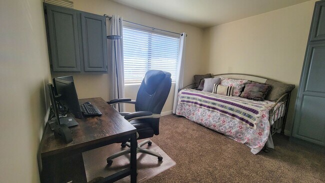 Building Photo - 3 Bedroom Home with Mountain Views Bordering National Forest