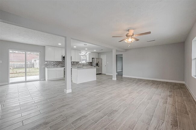 Building Photo - 300 Lane Dr