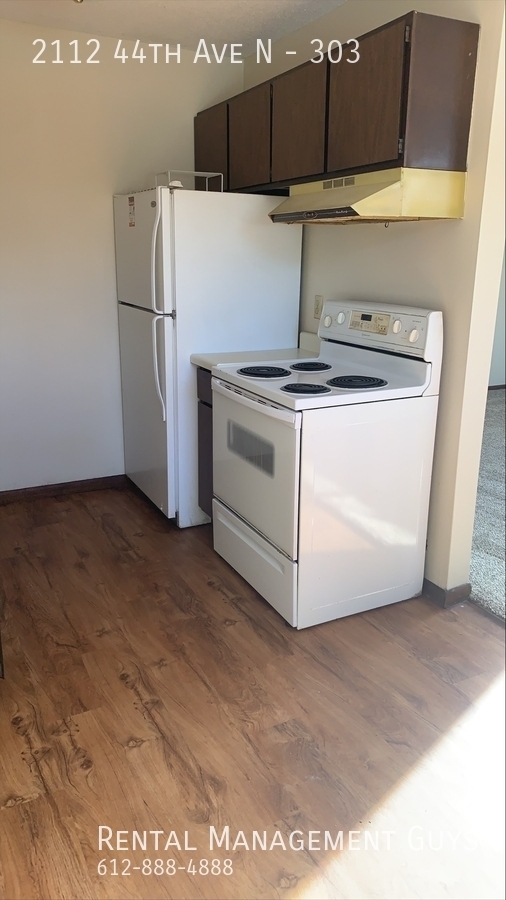 Building Photo - 1 Bedroom Apartment- Laundry and Off Stree...