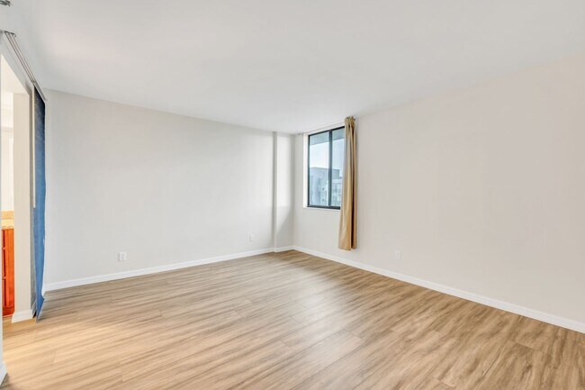 Building Photo - Updated 2-Bedroom Condo Near the Riverwalk
