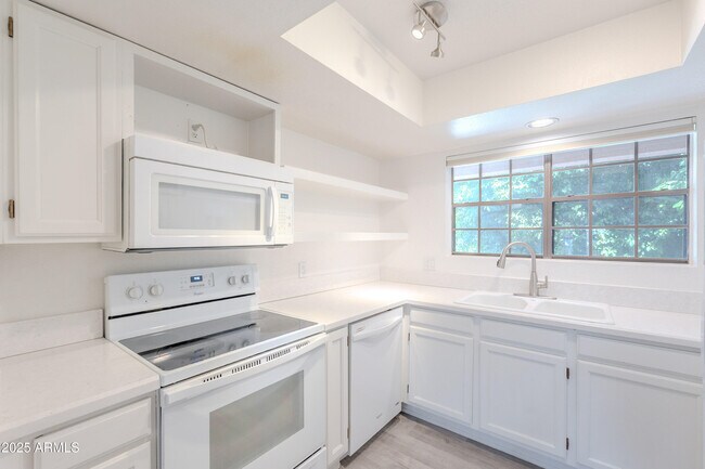 Building Photo - 5950 N 78th St