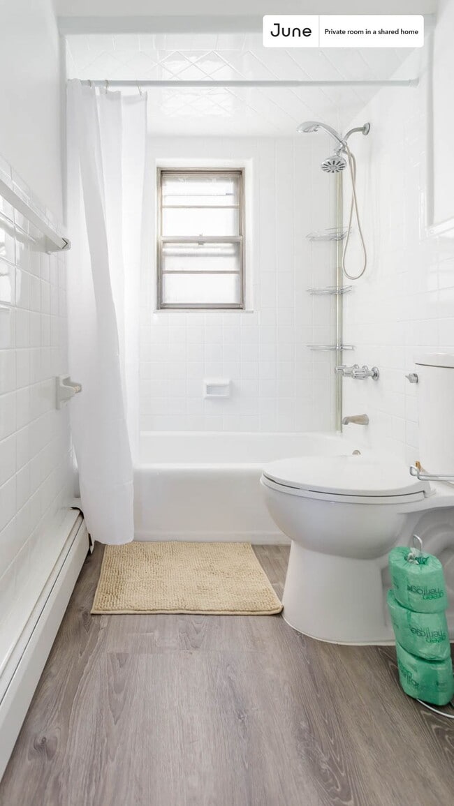 Building Photo - Room in Shared 4 bed/1 bath home