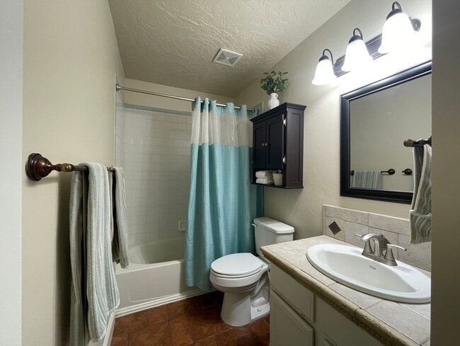 Building Photo - Nice home in great neighborhood
