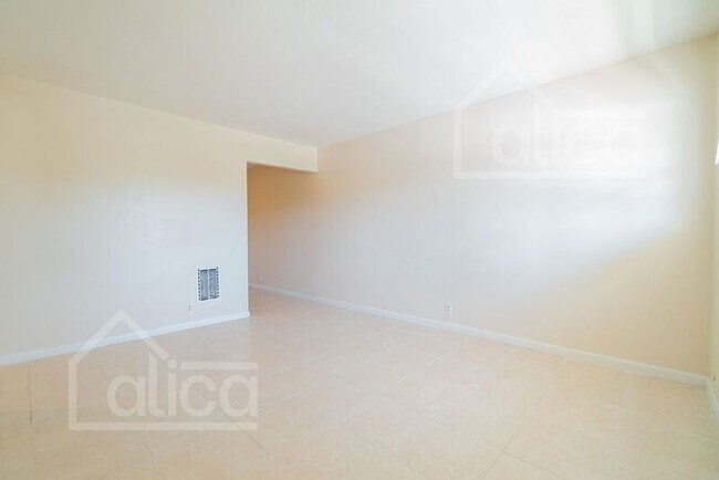 Building Photo - 803/5 Henrietta Ave