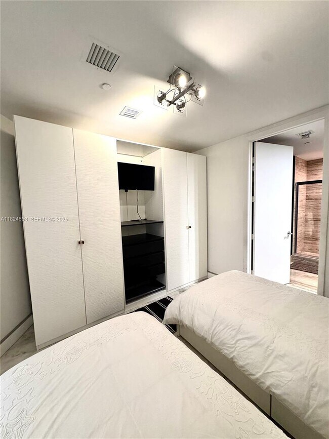 Building Photo - 16001 Collins Ave